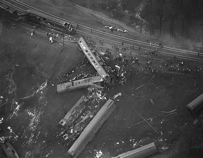 1947 год. В США на пенсильванской железной дороге с рельсов сошел поезд «Красная стрела», который следовал из Питтсбурга в Нью-Йорк. В результате катастрофы погибли 24 человека  и 104 получили ранения