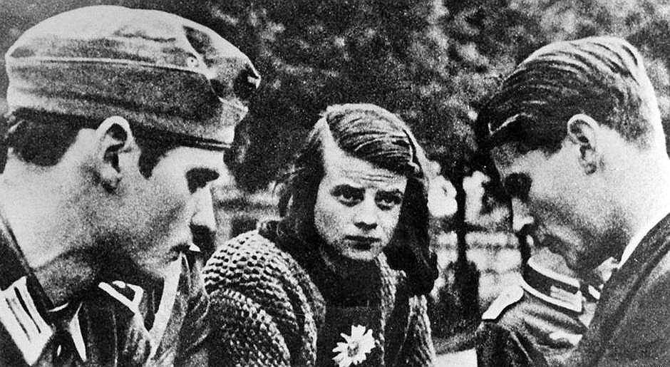 Летом 1942 года в Германии возникло студенческое антифашистское движение «Белая роза», названное так же, как и роман американца Бруно Травена. Своей целью студенты называли информирование населения о преступлениях Третьего рейха
&lt;br>На фото слева направо: Ганс Шолль, Софи Шолль и  Кристоф Пробст 