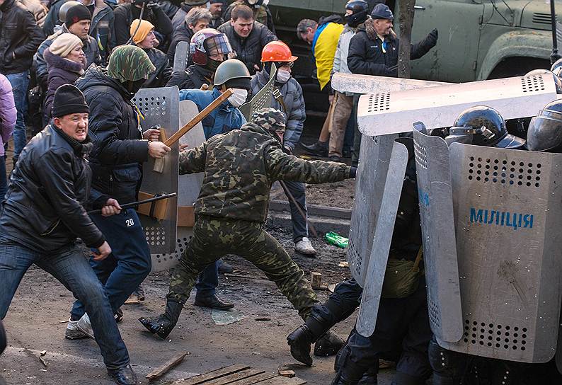 Лидеры оппозиции призывали людей не покидать Майдан, а милицию — присоедениться к протестующим