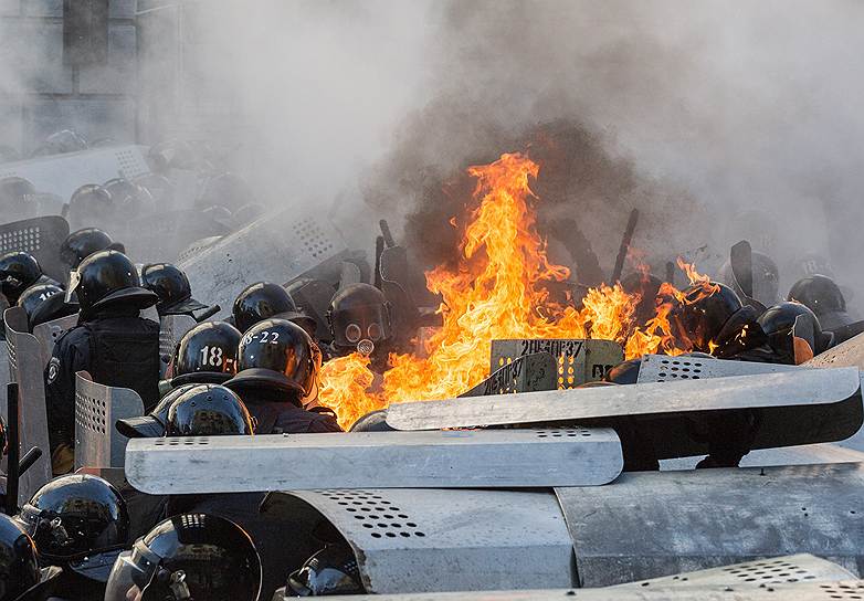 Сотрудники правоохранительных органов расчистили территорию на улице Шелковичной в Киеве
