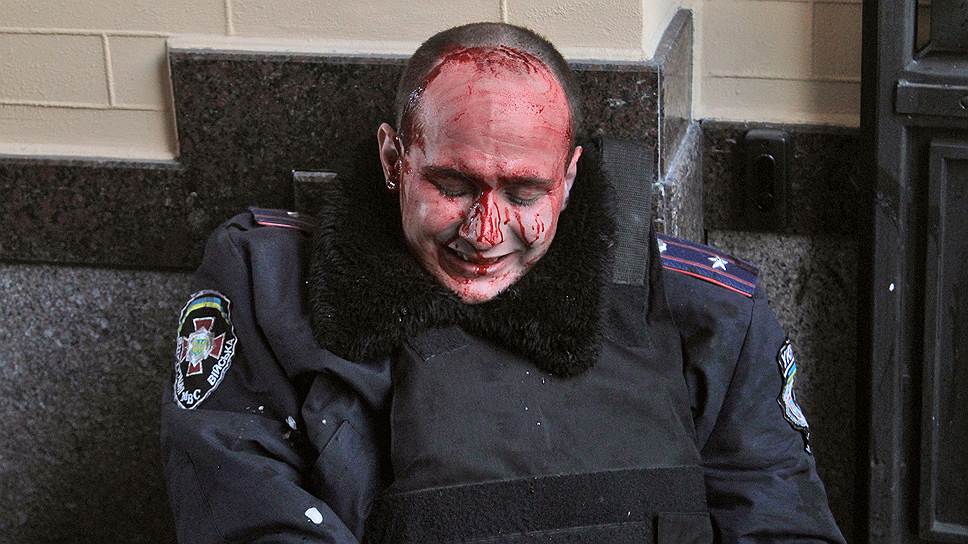 Сотрудник правоохранительных органов Украины, раненный во время столкновений с протестующими в центре Киева