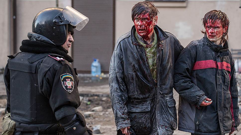 Сторонники оппозиции, пострадавшие в результате столкновений с сотрудниками правоохранительных органов в центре Киева