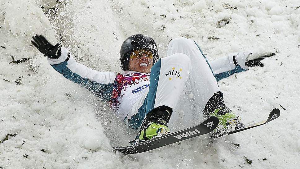 Австралийская спортсменка Лора Пил во время падения на соревнованиях по лыжному фристайлу