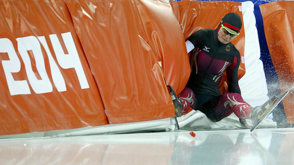 Немецкая спортсменка Моник Ангермюллер во время соревнований по шорт-треку на дистанции 1000 м