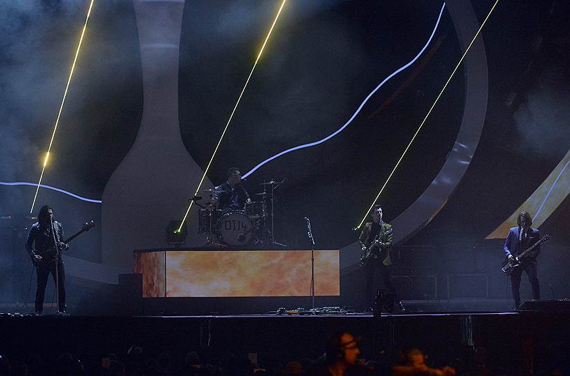 Церемония началась с выступления Arctic Monkeys, исполнивших «R U Mine» со своего последнего альбома «AM»