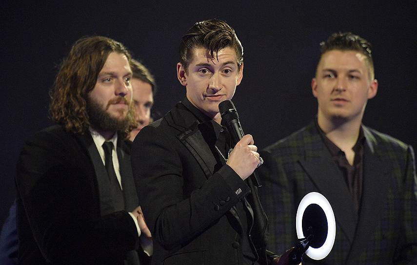 Получив статуэтку за лучший альбом года, вокалист Arctic Monkeys Алекс Тернер произнес длинную речь о рок-н-ролле, полную глубоких философских обобщений