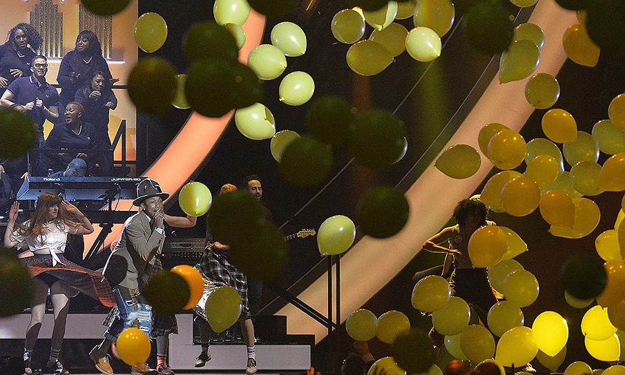 Вкладом Фаррелла Уильямса в шоу стало не только вручение награды лучшему зарубежному певцу, но и выступление — он спел «Happy». А еще Уильямс подтвердил, что его новый альбом выйдет 3 марта 