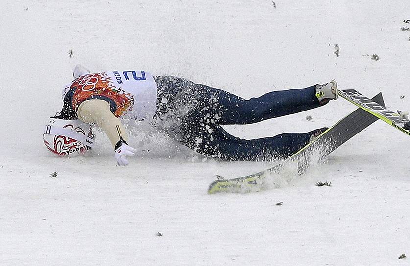 Японский спортсмен Тайхей Като сломал локоть левой руки после приземления на большом трамплине во время соревнований по лыжному двоеборью