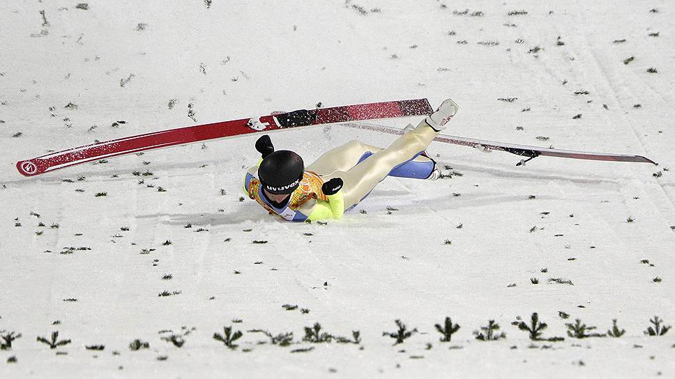 Канадский спорстмен Мэтью Роули во время командных соревнований по прыжках на лыжах