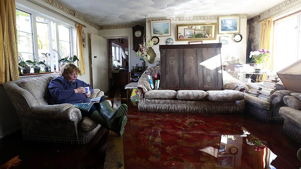 В 14 районах страны объявлена угроза наводнения, которая несет опасность для жизней людей
&lt;br>На фото 61-летняя Салли Вайс в своем затопленном доме