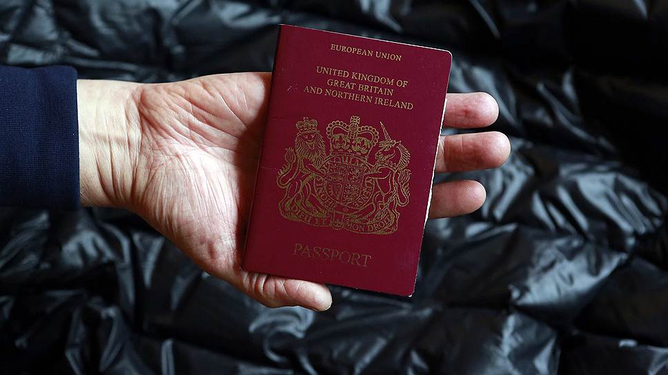 На вопрос фотографа о том, что спасал бы Джон Гиббонс во время наводнения, он показал свой паспорт
