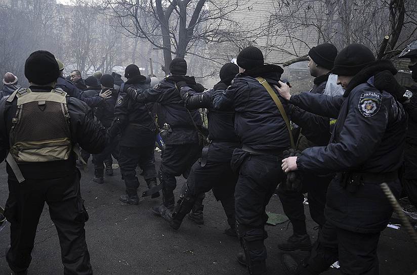 Известно, что в центре столицы Украины протестующими были захвачены в плен несколько сотрудников правоохранительных органов, а власти объявили о срочной эвакуации из зданий Верховной рады и правительства