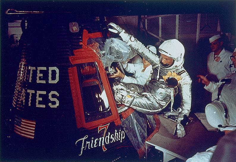 1962 год. Астронавт НАСА Джон Гленн трижды облетел Землю на борту космического корабля «Меркурий-6»