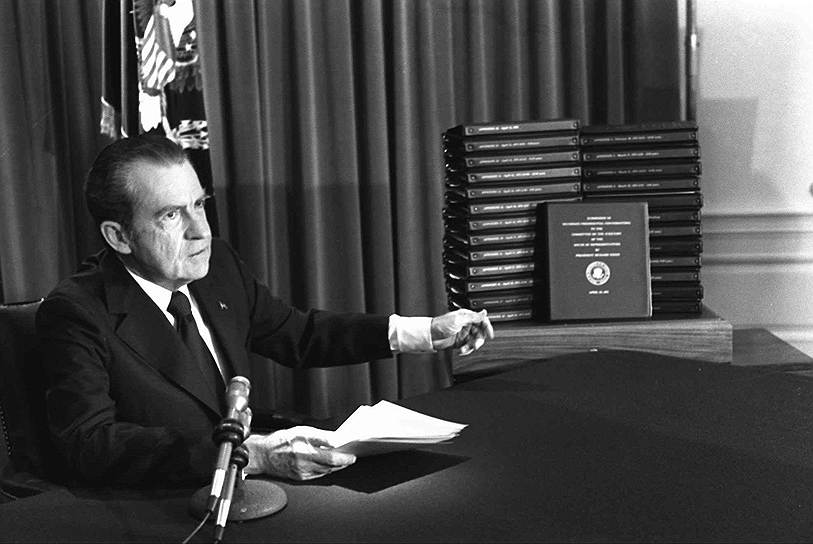 Президент США Ричард Никсон в 1974 году сумел избежать импичмента только потому, что, не дожидаясь решения Сената, ушел в отставку. Он был обвинен в прослушке штаба кандидата в президенты от Демократической партии Джорджа Макговерна, расположенного в вашингтонском комплексе «Уотергейт». Господина Никсона помиловал его преемник Джеральд Форд