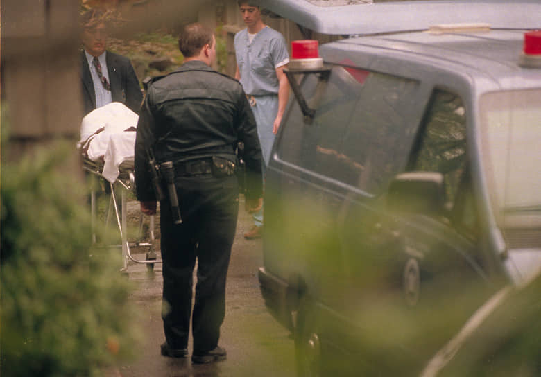 5 апреля 1994 года Курт Кобейн, находясь под воздействием наркотиков, выстрелил в себя из ружья. Часть его праха была рассеяна в буддистском храме в Нью-Йорке, другая — на реке рядом с его домом в штате Вашингтон, а последняя часть до 2008 года хранилась в доме Кортни Лав, однако неизвестные украли прах музыканта, прихватив одежду и драгоценности