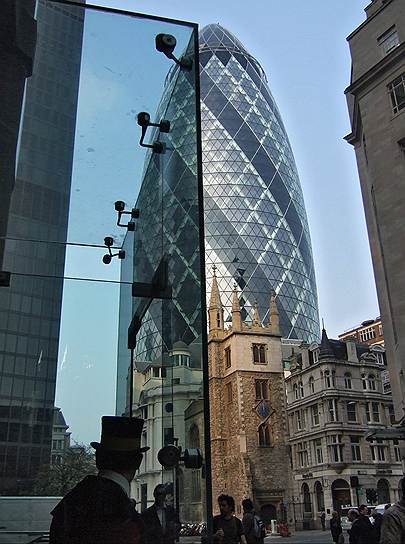 И снова Норман Фостер: его небоскреб «Огурец», высотой 180 метров, был построен в 2004 году в Лондоне (Великобритания)