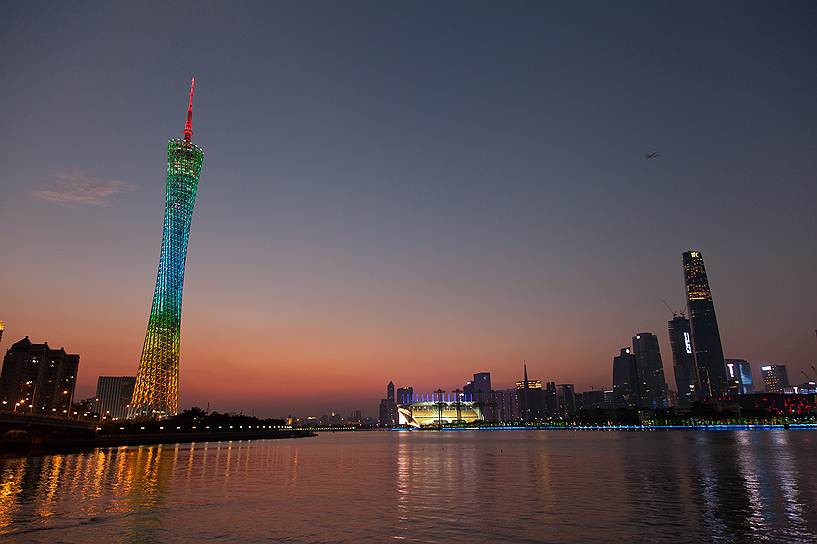 Телевизионная башня в Гуанчжоу (Китай), построенная в 2010 году , — самая высокая гиперболоидная башня в мире. Ее высота — 600 метров. Башню спроектировали голландские архитекторы Марк Хемел и Барбара Куйт