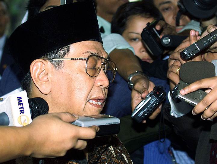 Президент Индонезии Абдуррахман Вахид подвергся процедуре импичмента в 2001 году. За два года правления ему не удалось переломить ситуацию в стране, однако получилось настроить против себя различные политические группы