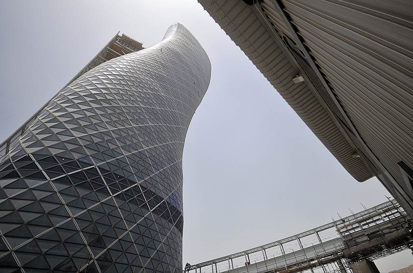160-метровый небоскреб Capital Gate в Абу-Даби (Катар) — это тоже творение Нормана Фостера, построенное в 2010 году. Он усложнил конструкцию башни, придав ей изогнутую форму. Ее называют Пизанской башней XXI века — угол ее наклона составляет 18 градусов
