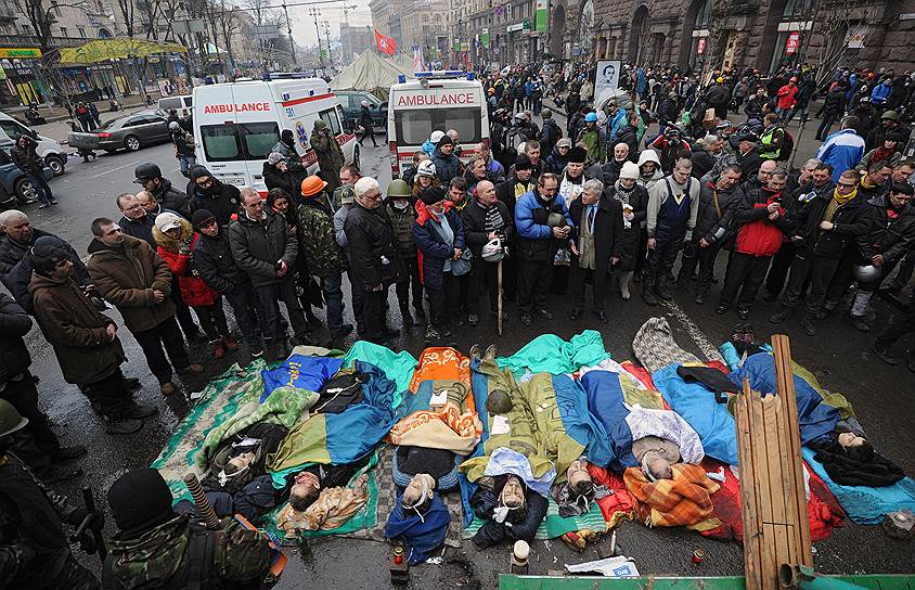 2014 год. Митингующие на Майдане в Киеве перешли в контрнаступление и вытеснили бойцов «Беркута» с площади Независимости, из Октябрьского дворца и Украинского дома. Погибли не менее 8 человек 