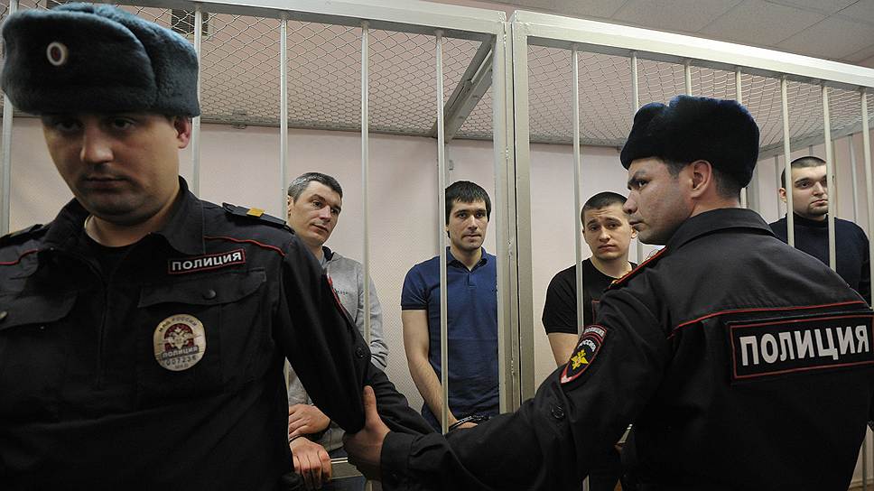 Около 11.20 по московскому времени фигурантов «болотного дела» доставили в Замоскворецкий суд Москвы