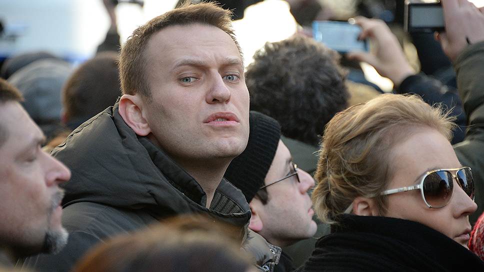 На оглашение приговора пришел Алексей Навальный с супругой Юлией