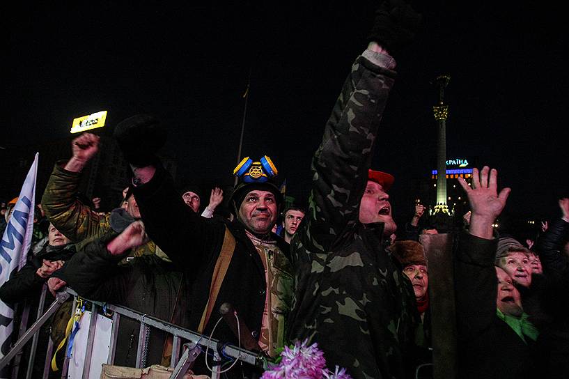Реакция протестующих на Майдане на новости о принятии Конституции Украины в редакции 2004 года