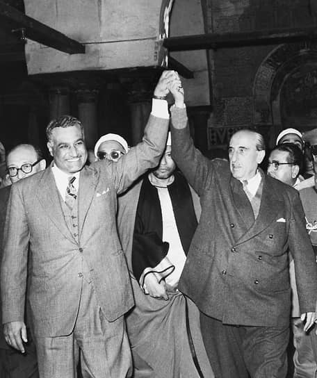 1958 год. Президенты Египта и Сирии Абдель Насер (слева) и Шукри аль-Куатли. подписали акт об объединении двух стран в Объединенную Арабскую Республику