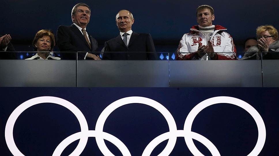 На стадионе Владимир Путин появился вместе с главой МОК и олимпийским чемпионом 1976 года Томасом Бахом 