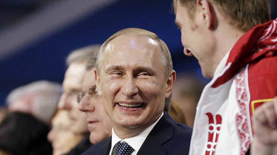 Президент России Владимир Путин и бобслеист Александр Зубков