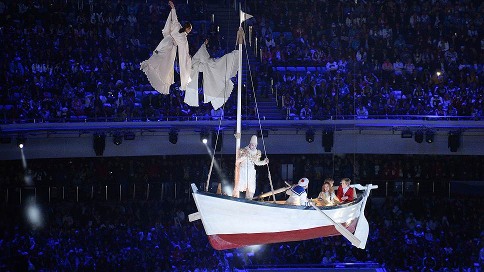 В волшебный лес въезжает лодка, в которой сидят герои церемонии Люба, Юра и Валя. Лодкой управляют двое мимов
