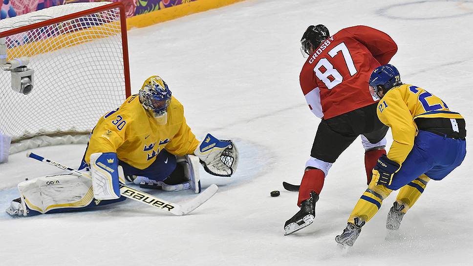 Финальный матч по хоккею между сборными командами по Швеции и Канады прошел в Ледовом дворце «Большой». Член сборной команды Канады по хоккею Сидни Кросби (в центре), члены сборной команды Швеции по хоккею Хенрик Лундквист(слева) и Луи Эрикссон (справа) во время матча. Победителями со счетом 3:0 стала сборная Канады