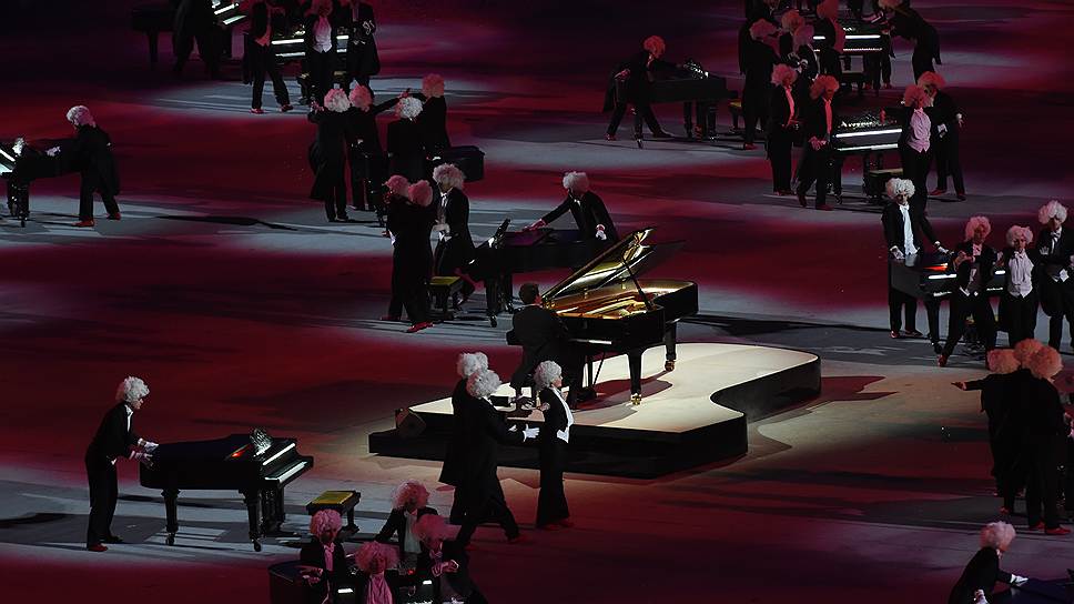 Пианист Денис Мацуев играет второй концерт Рахманинова. Всего на сцене — 63 рояля