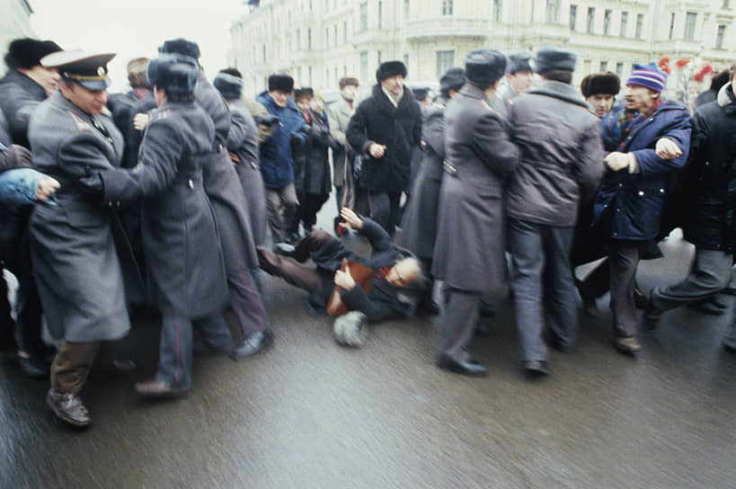 1992 год. В Москве впервые после распада СССР разогнали массовый митинг. Событие считается одним из первых столкновений противников экономических реформ правительства с силами милиции 