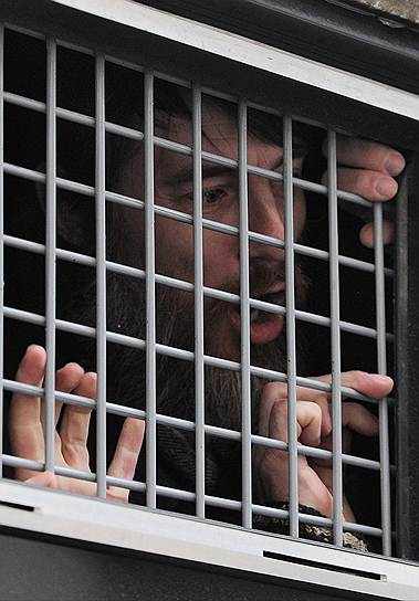 Задержанный участник акции у здания Замоскворецкого суда
