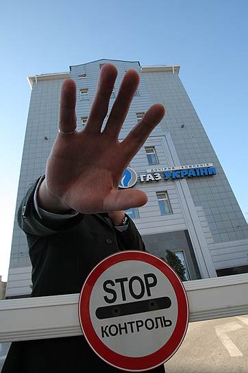 Против Тимошенко было открыто несколько уголовных дел, в том числе за превышение служебных полномочий при заключении газовых соглашений с Россией в 2009 году. 11 октября 2011 года Тимошенко была признана виновной по «газовому делу» и приговорена к семи годам заключения и возмещению ущерба «Нафтогазу» объемом $189,5 млн
