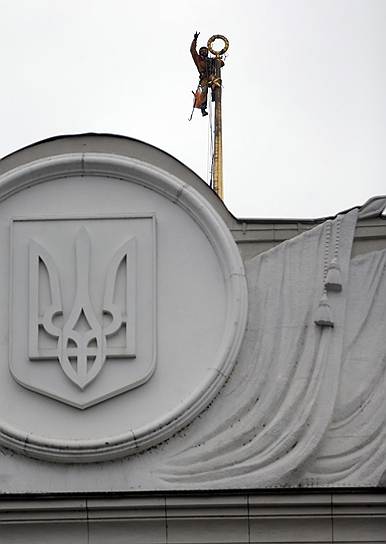 Красную звезду - символ СССР срезали со шпиля здания Верховной рады Украины