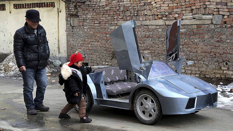 50-летний фермер Гуо собрал миниатюрную копию Lamborghini за $800. Машину 2 м длиной и 1 м шириной он подарил своему внуку 