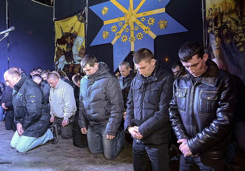 Сотрудники местной милиции на коленях извинились перед львовянами за участие в операциях против протестующих в Киеве