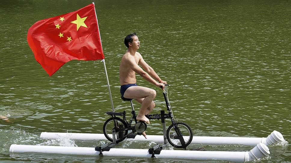Лю Ваньйонг — знаменитый китайский изобретатель. Обычно он конструирует вещи, способные помочь ему в сельском хозяйстве. В сентябре 2013 года он представил публике самодельный водяной велосипед