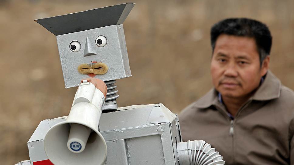 Фермер Ву Юйлу начал собирать роботов еще в 1986 году. На сегодняшний день на его складе 47 машин, которые умеют прыгать, бегать, рисовать, пить, сдавать карты, делать массаж и помогать на кухне