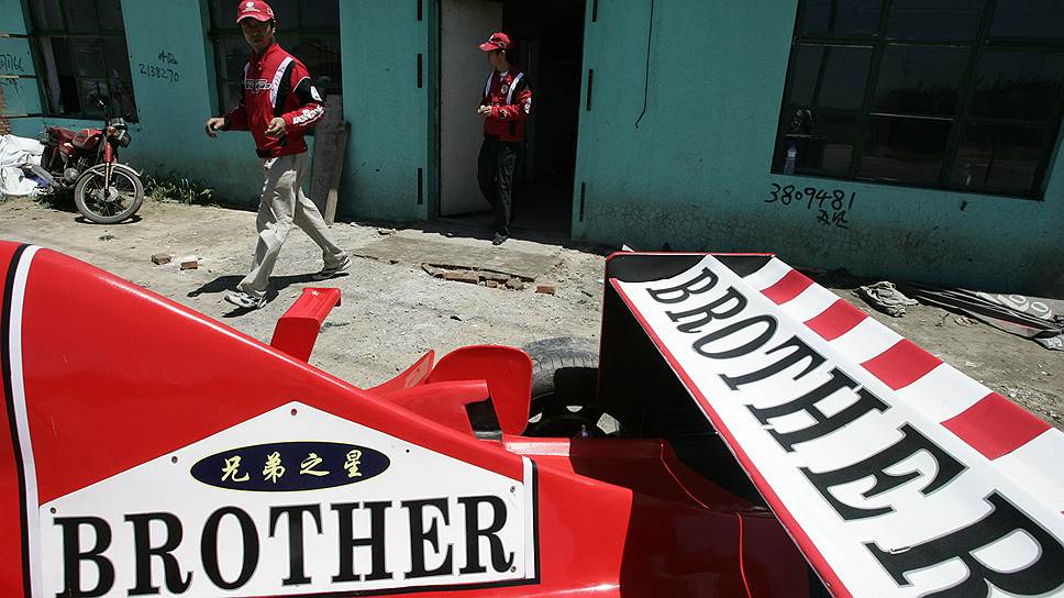Братья Чжао сами проектируют автомобиль для участия в гонках. Они планируют сделать его похожим на автомобили, участвующие в гонках «Формулы-1» 