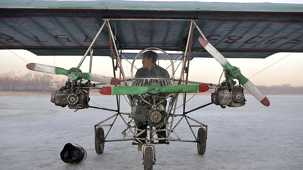 Автомеханик Динг Шилу — изобретатель самолета весом 130 кг, сделанного из б/у двигателей и пластика. Такое средство передвижения обошлось ему в $395
