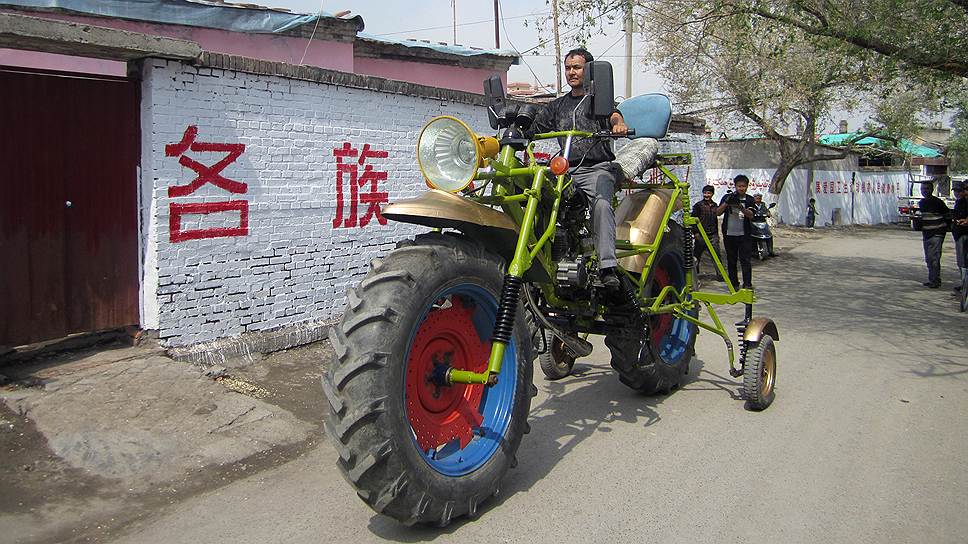 30-летний Абуладжон в течение года работал над созданием мотоцикла весом 300 кг, длиной 4,3 м и высотой 2,4 м