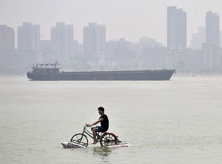 Другой изобретатель из Китая сконструировал велосипед, оснащенный водными подушками. Он позволяет перемещаться по воде, просто крутя педали
