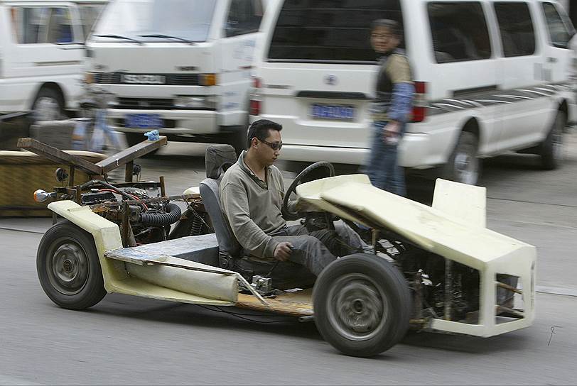 53-летний Чжан Цзиньдо собрал гоночный автомобиль с помощью своего сына, который работает автослесарем. Машина снабжена двигателем от мотоцикла и способна развивать скорость до 80 км/ч