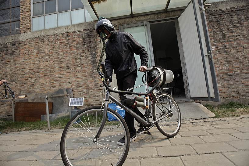 Художник Мэтт Хоуп сконструировал «дышащий велосипед» (уровень загрязнения воздуха в Пекине достигает критических значений)