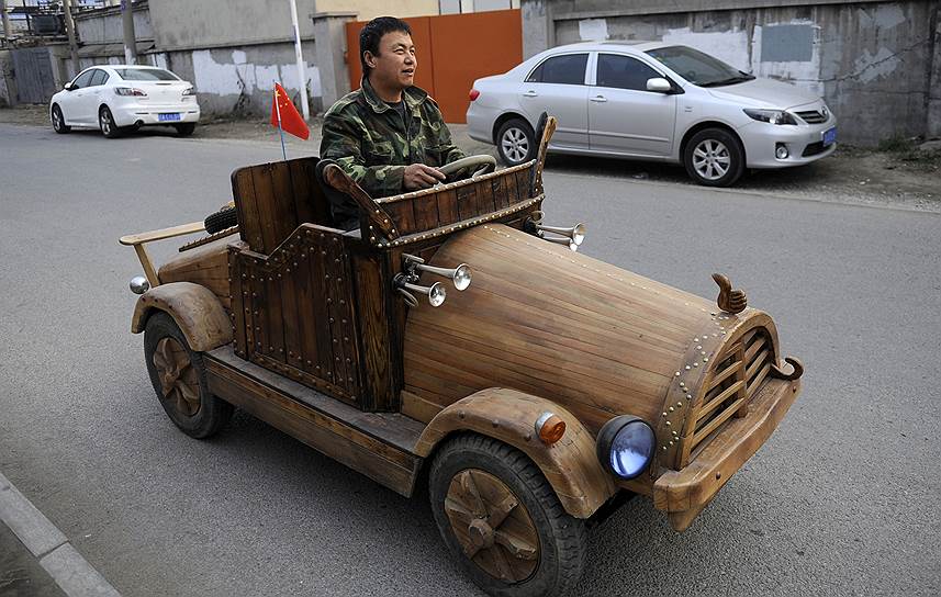 Деревянный автомобиль Лю Фулуна имеет электрический двигатель и от одного заряда может проехать до 20 км с максимальной скоростью 30 км/ч