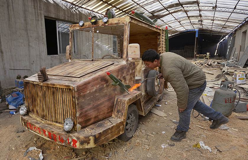 Лю Фулун построил за 4 месяца и 20 000 юаней винтажный деревянный автомобиль. При весе 350 кг и длине 2,5 метра, машина может развивать скорость до 50 км/ч
