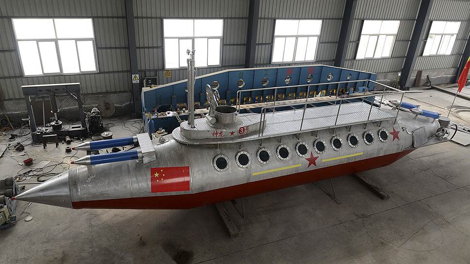 Самодельная 15-метровая субмарина вмещает 20 человек и ожидает первых опытных испытаний в воде. 62-летний отставной тюремный надзиратель Чжан Цзюньлинь конструировал ее в течение 2 лет